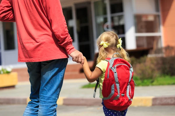 Πατέρας περπάτημα μικρή κόρη στο σχολείο ή παιδικός σταθμός — Φωτογραφία Αρχείου