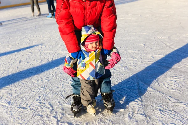 Apa és a gyermek tanulási télen korcsolyázni — Stock Fotó