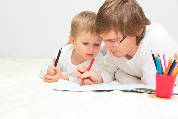 Vader en zoon tekenen of schrijven, onderwijs — Stockfoto