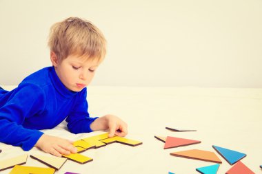 Küçük çocuk bulmacayla oynuyor