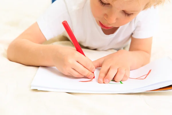 Kleine jongen leren om brieven te schrijven — Stockfoto