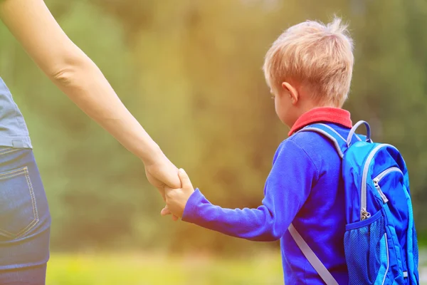 Moeder die hand van zoontje — Stockfoto