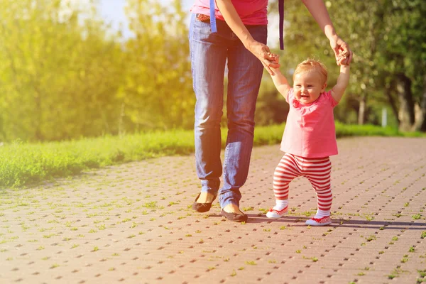 Eerste stappen voor meisje — Stockfoto