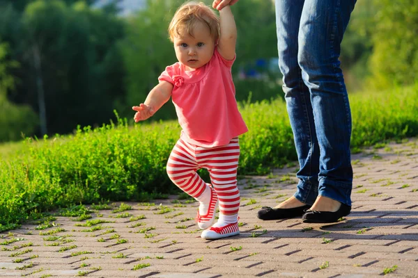 First steps of little girl — Stock Photo, Image