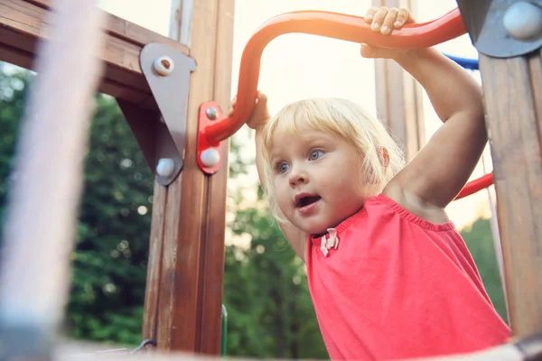 Kleines Mädchen spielt auf Affenstäben — Stockfoto