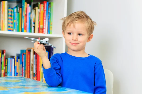 Jongen spelen met speelgoed vliegtuig — Stockfoto