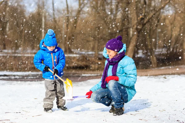 Anne ve küçük oğlu kışın oynarken — Stok fotoğraf