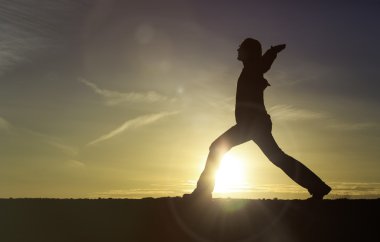 günbatımı gökyüzü Yoga yapan erkek