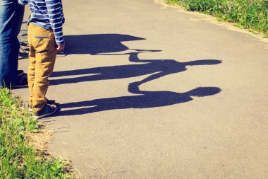 Annelik kavramı-gölge bir genç anne küçük oğlu ve bebek arabası