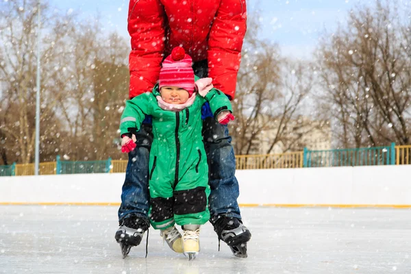 Pai e filha aprendendo a patinar no inverno — Fotografia de Stock