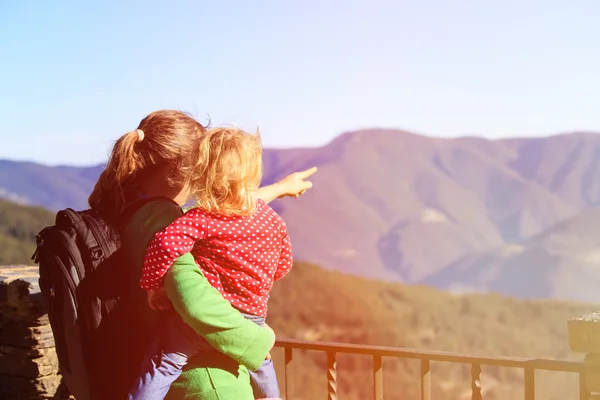 Mère et petite fille voyagent en montagne — Photo