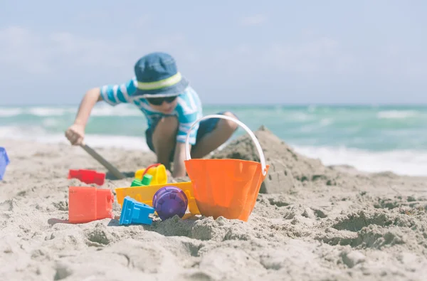 Bambino giocare con la sabbia sulla spiaggia — Foto Stock