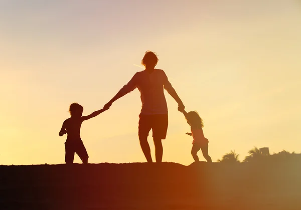 Vater mit Sohn und Tochter spielen bei Sonnenuntergang — Stockfoto