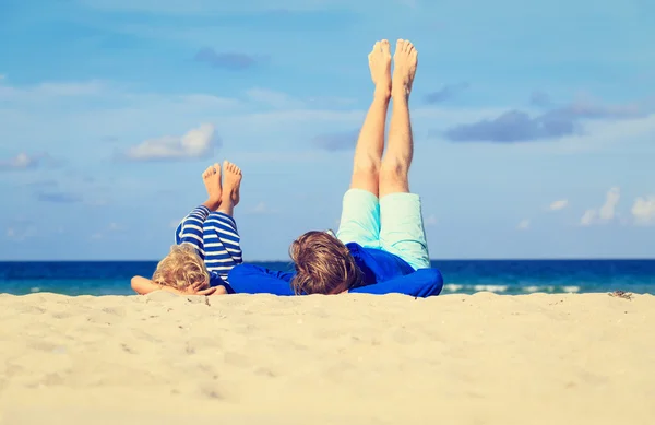 Pappa och Lille son spela på stranden — Stockfoto