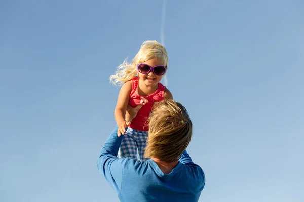Baba ve küçük kız gökyüzünde oynuyorlar. — Stok fotoğraf