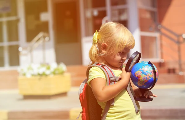Powrót do szkoły - mała dziewczynka w wieku przedszkolnym lub przedszkola — Zdjęcie stockowe