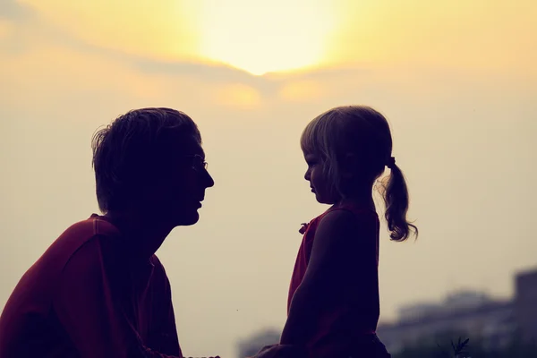 父亲和小女儿在落日的天空，家庭观念 — 图库照片