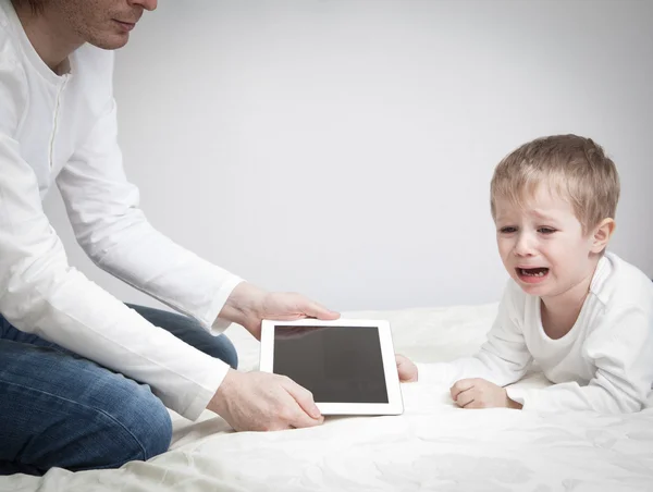 Computer addiction, föräldern ta ut pekplattan från barn — Stockfoto