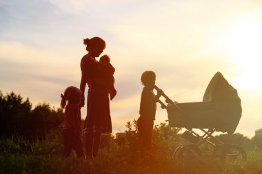 Üç çocuk annesi siluetleri