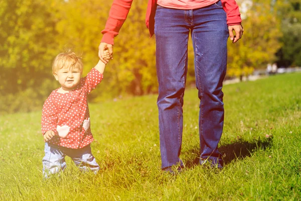 Mor med lilla dotter i höstens natur — Stockfoto