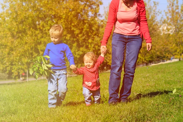 Matka s malým synem a vlastní dceru — Stock fotografie