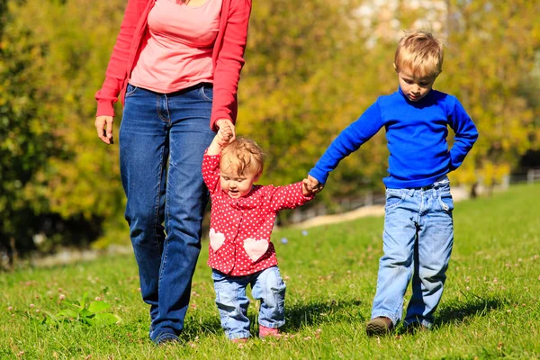 Мать с маленьким сыном и дочкой гуляют — стоковое фото