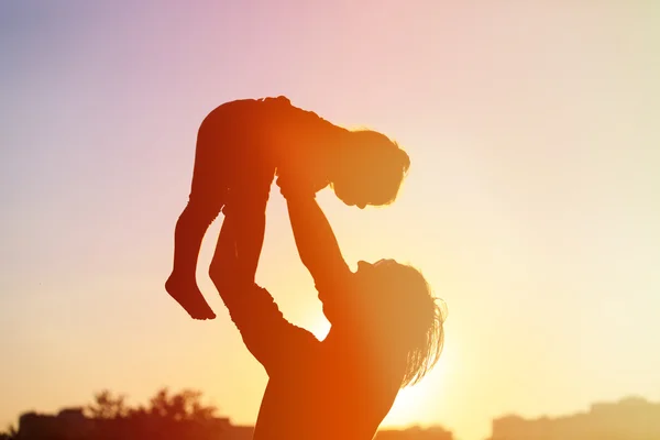 Father and daughter play at sunset — Stock Photo, Image
