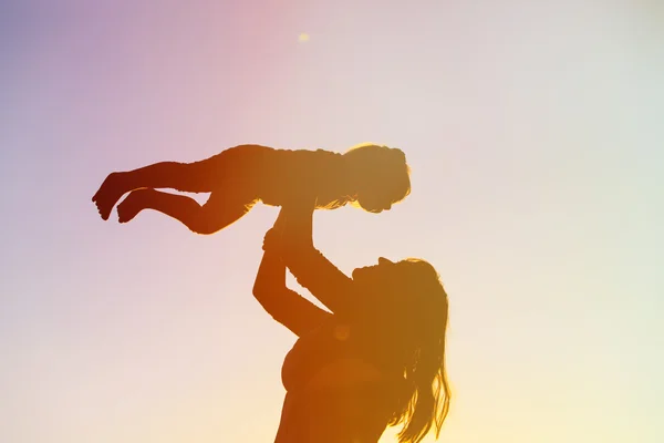 Mutter und kleine Tochter spielen — Stockfoto