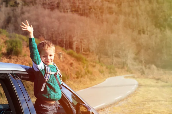 快乐的小男孩坐汽车旅行 — 图库照片