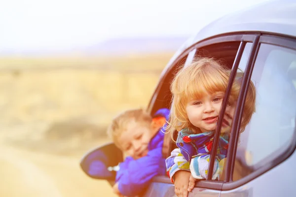 Chłopiec i dziewczynka podróż samochodem — Zdjęcie stockowe