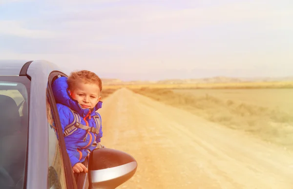Mutlu küçük çocuk araba ile seyahat — Stok fotoğraf