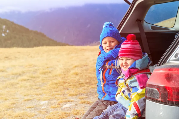 Bambini viaggiano in auto in montagna — Foto Stock