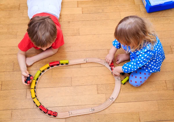 Enfants jouant avec le chemin de fer — Photo