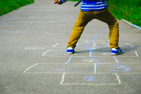 Kleiner Junge spielt Hopscotch — Stockfoto