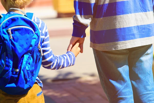 Padre che tiene la mano di figlio vicino a scuola — Foto Stock