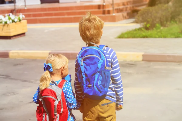 Dzieci z plecak do szkoły — Zdjęcie stockowe