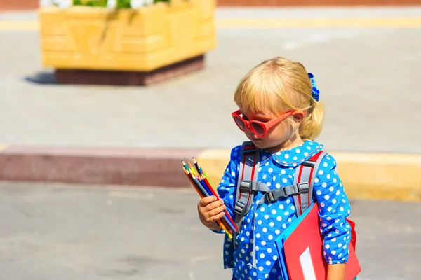 Mała dziewczynka w pobliżu przedszkola — Zdjęcie stockowe