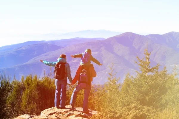 Família com hild caminhadas nas montanhas — Fotografia de Stock