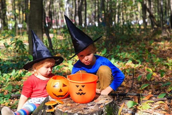 Çocuklar içinde halloween kılık sonbahar Parkı'nda oynar — Stok fotoğraf