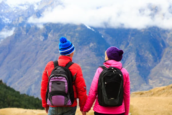 Šťastný pár, turistika v malebných horách — Stock fotografie