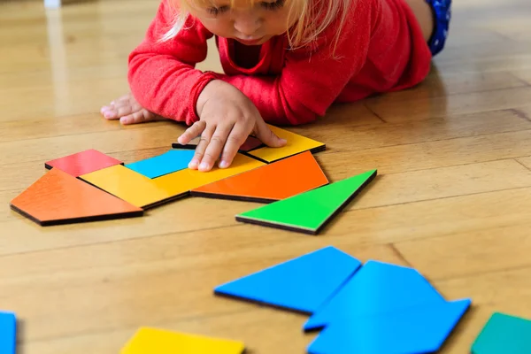 Lilla flickan leka med pussel, tidig utbildning — Stockfoto