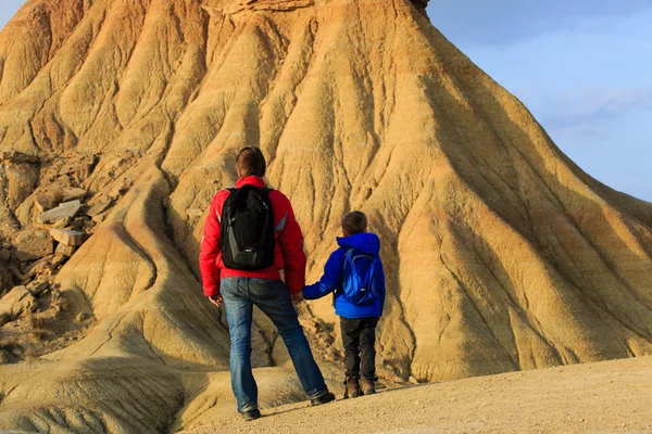 Батько і син подорожують у мальовничих горах — стокове фото
