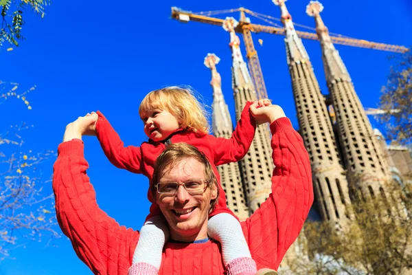 スペイン家族旅行 - 幸せな父と娘バルセロナ サグラダ ・ ファミリアの前で — ストック写真