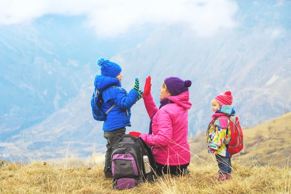 Mère heureuse et deux enfants voyagent dans les montagnes d'hiver — Photo