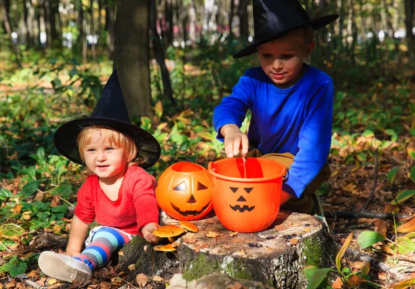 Niños en Halloween juego de disfraces en el parque de otoño —  Fotos de Stock