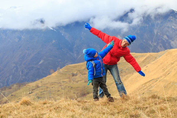 Lycklig far och son resa i vintern berg — Stockfoto