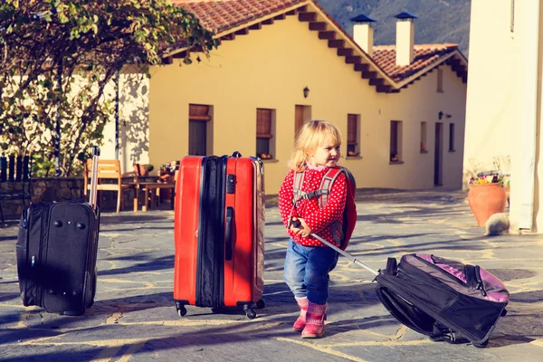 Lilla flickan resa med resväskor, familj turism — Stockfoto