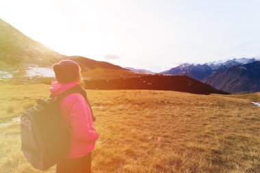 sırt çantası seyahat dağlarda olan kadın