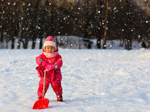 Sevimli küçük yürümeye başlayan çocuk kız kış kar kazmak — Stok fotoğraf