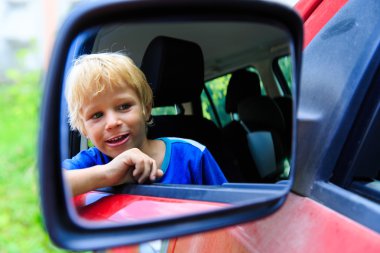 mutlu küçük çocuk araba ile seyahat